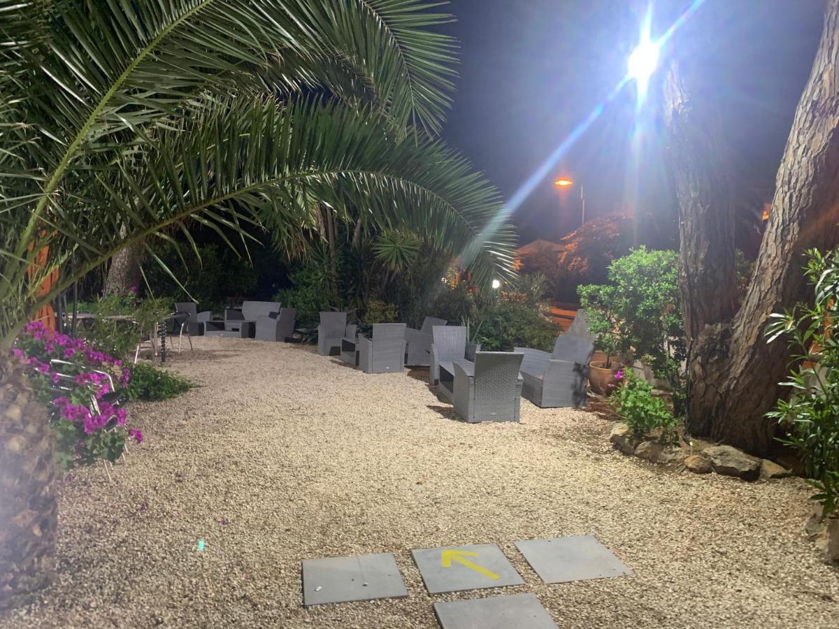 Logis Hotel Restaurant Le Kalliste Hyères Eksteriør billede